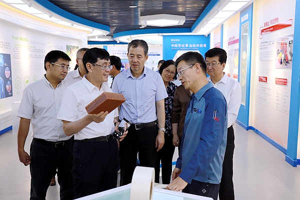  何維率調研組在寧夏調研新材料創(chuàng)新發(fā)展
