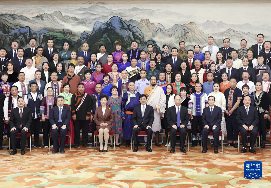 王滬寧會見全國少數(shù)民族參觀團