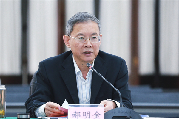  郝明金出席經(jīng)濟形勢分析座談會 秦博勇主持