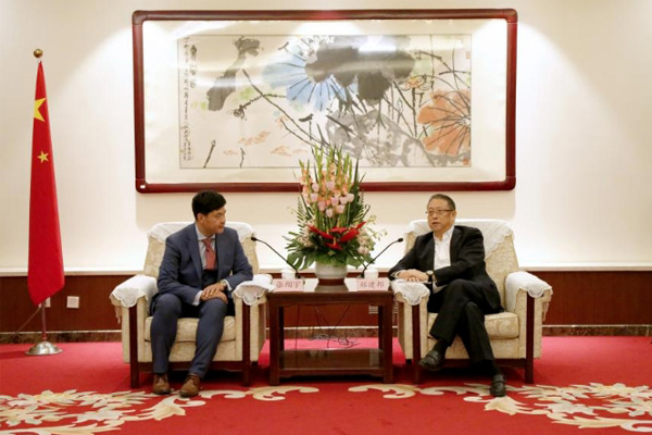  鄭建邦會見英國山東聯(lián)合總會會長張翔宇一行