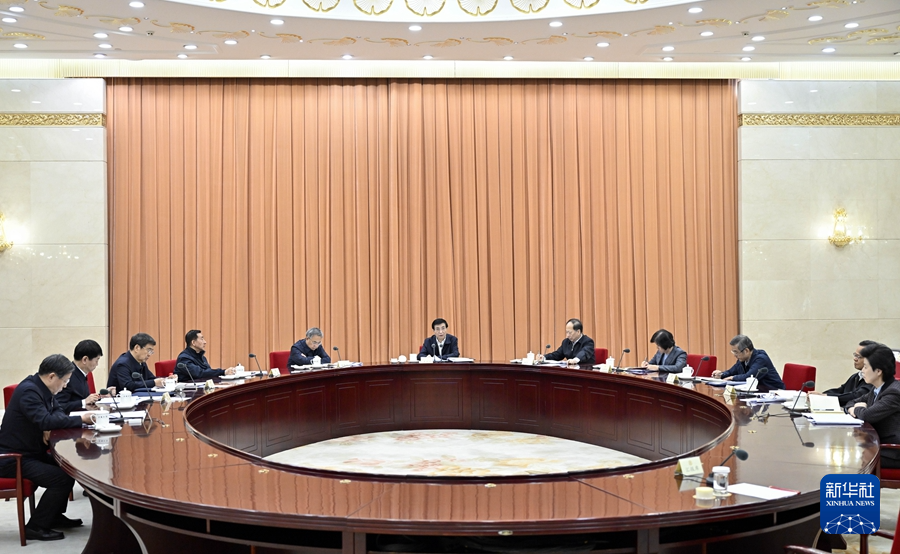 中共全國(guó)政協(xié)黨組理論學(xué)習(xí)中心組舉行2024年第一次集體學(xué)習(xí) 王滬寧主持并講話