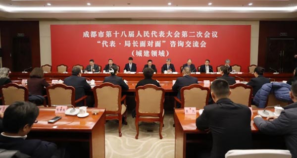  157名人大代表夜“問”局長(zhǎng)　成都市人代會(huì)歷史上首次開展“代表•局長(zhǎng)面對(duì)面”咨詢交流活動(dòng)